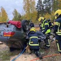 Pelastaminen katollaan olevasta ajoneuvosta